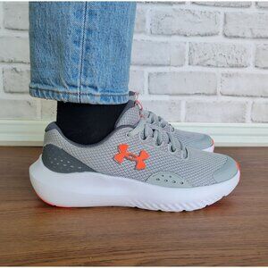 ✨Under Armour Surge 4 Sz 5.5Y Big Kids Shoes Sneakers Grey/White 3027103-100
